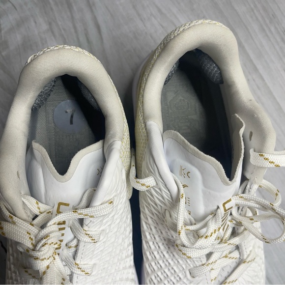 Under Armour UA Glyde 2 MT White Gold Softball Cleats Women’s size 7 - Picture 10 of 15